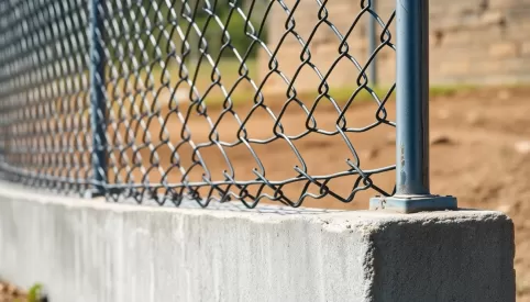 Ogrodzenie z siatki z podmurówką cena robocizny