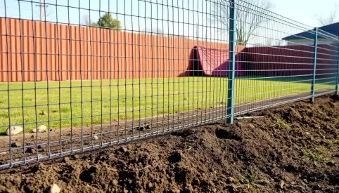 Jak zrobić ogrodzenie z siatki bez podmurówki