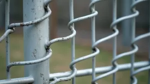 Koszt ogrodzenia z siatki z podmurówką
